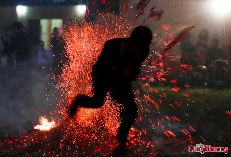 Trong đời sống tinh thần của người Pà Thẻn luôn quan niệm có các vị thần che chở, giúp đỡ. Lễ nhảy lửa đã trở thành một nét đẹp sinh hoạt văn hóa, tâm linh thể hiện sức mạnh phi thường của con người dám đương đầu vói khó khăn, thách thức, xua đuổi những điều không may mắn.