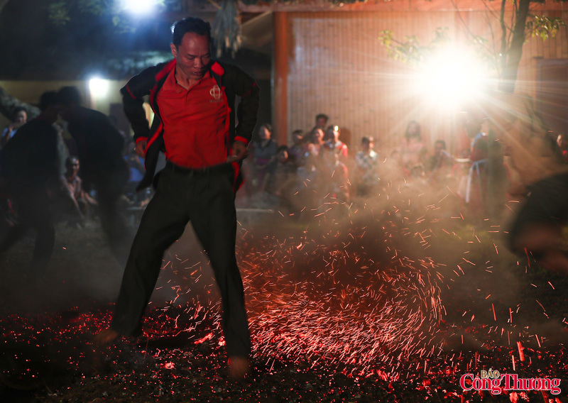 Việc nhảy lửa cứ thế diễn ra trong khoảng một tiếng cho đến khi đống than tàn hẳn mới thôi.