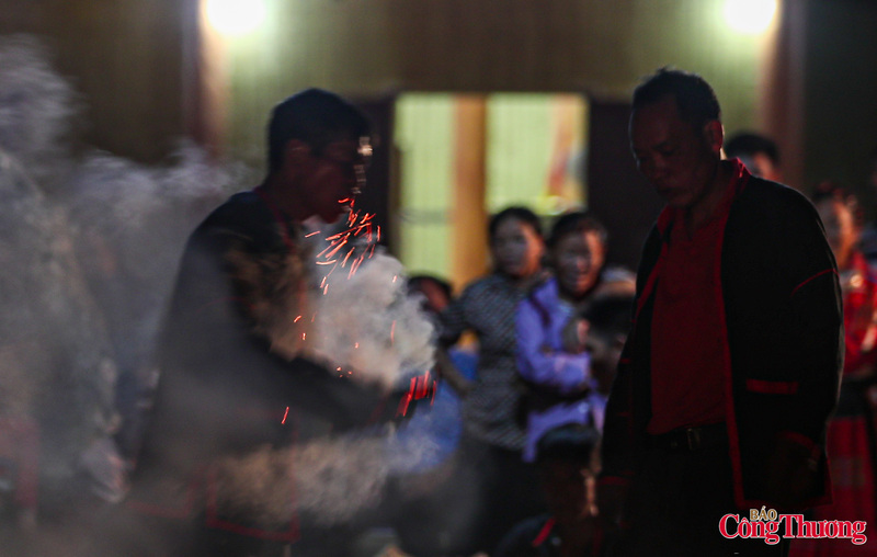 Nhiều người còn bốc than hồng để ăn.