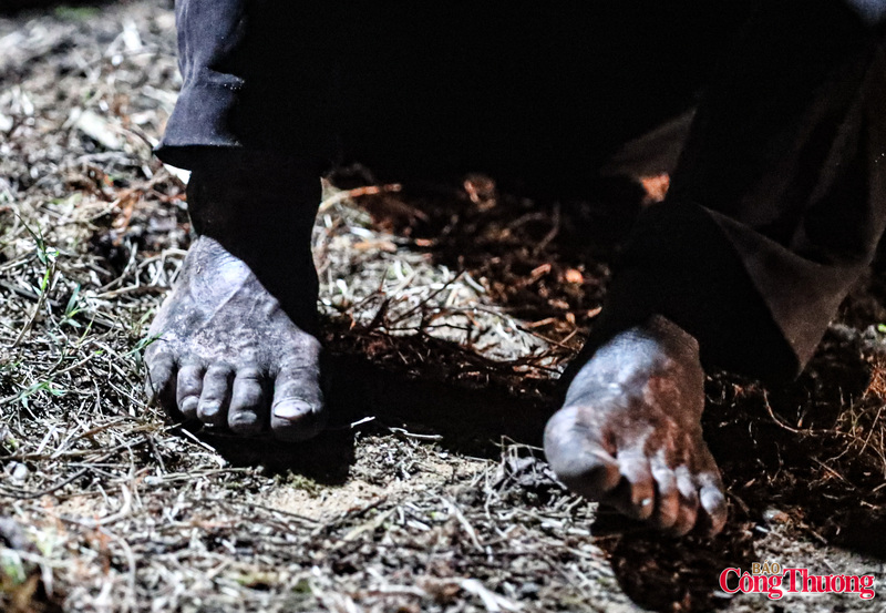 Điều kỳ lạ nhất đến nay chưa có lời giải thích là những chàng trai tham gia nhảy lửa đều không bị bỏng, rộp chân tay hay mặt mà ngược lại sau đó chân tay họ đều mát lạnh.