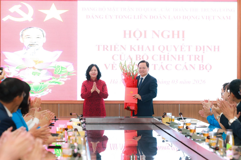 Bà Bùi Thị Minh Hoài, Ủy viên Bộ Chính trị, Bí thư Trung ương Đảng, Bí thư Đảng ủy Mặt trận Tổ quốc, các đoàn thể Trung ương, Chủ tịch Ủy ban Trung ương Mặt trận Tổ quốc Việt Nam trao quyết định và tặng hoa chúc mừng đồng chí Nguyễn Anh Tuấn, Bí thư Đảng ủy Tổng Liên đoàn Lao động Việt Nam nhiệm kỳ 2025 - 2030.