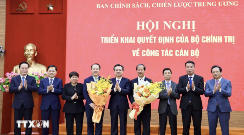 Lãnh đạo Ban Chính sách, chiến lược Trung ương tặng hoa chúc mừng đồng chí Nguyễn Kim Sơn và đồng chí Nguyễn Sỹ Hiệp. Ảnh: TTXVN