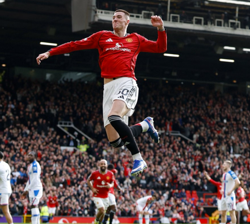 Sesko ăn mừng khi ghi bàn thắng quyết định cho Manchester United. Ảnh: MUFC