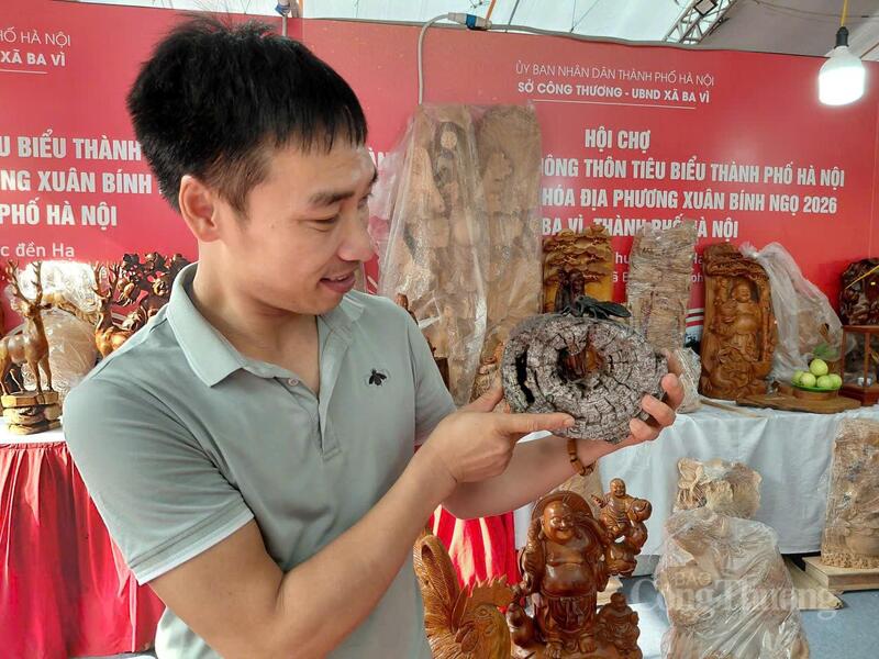 Cơ sở sản xuất đồ gỗ mỹ nghệ tập trung phát triển các sản phẩm độc bản, có giá trị nghệ thuật cao và phù hợp thị hiếu người tiêu dùng. Ảnh: Nguyễn Hạnh