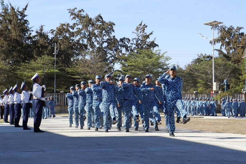 Trung đoàn 196 Hải quân duyệt đội ngũ. Ảnh: HQ