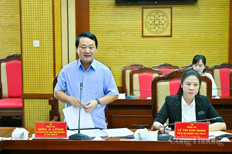 Đồng chí Hầu A Lềnh, Bí thư Tỉnh ủy Tuyên Quang phát biểu tại hội nghị.