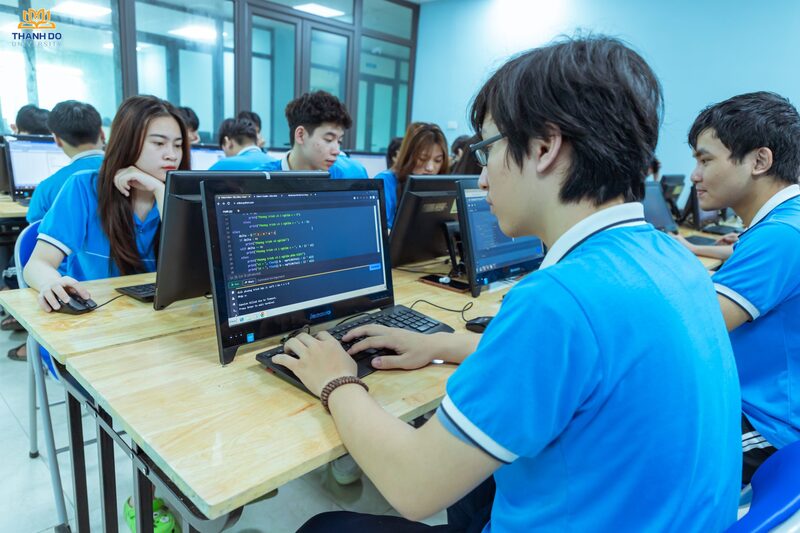 Kỹ năng AI đang trở nên cần thiết đối với người lao động. Ảnh: ĐH Thành Đô