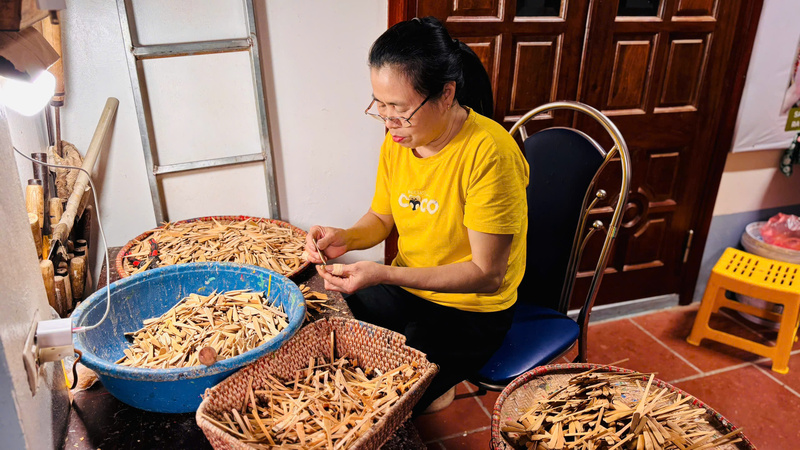 Người dân làng nghề đang làm chuồn chuồn tre trong xưởng sản xuất. Ảnh: Nhật Chi