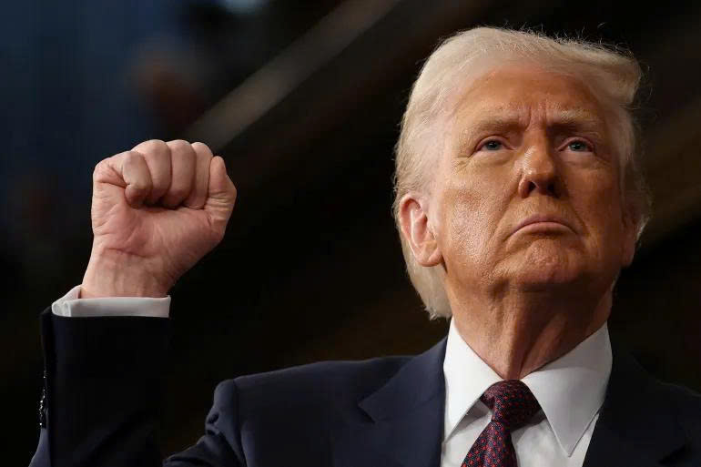 Tổng thống Mỹ Donald Trump tuyên bố cuộc tấn công nhằm vào Iran có thể kéo dài khoảng một tháng. Ảnh minh hoạ: AL Jazeera.