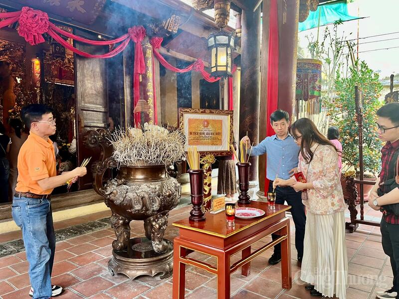 Du khách thành kính dâng hương tại Đền Bạch Mã những ngày đầu xuân.