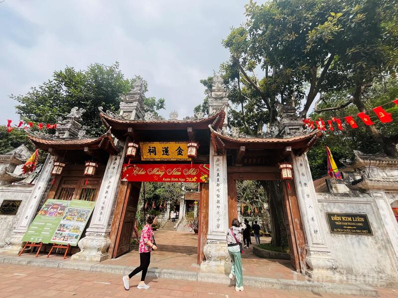 Đền Kim Liên mang dáng dấp làng cổ, tam quan, sân gạch, mái ngói rêu phong, không gian tĩnh lặng.