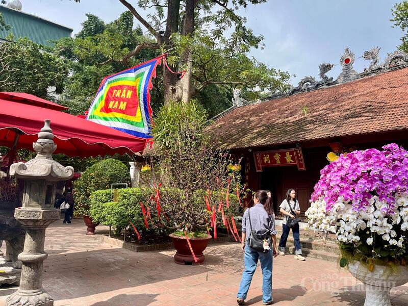 Đền Kim Liên là trấn phía Nam trong tứ trấn của kinh thành Thăng Long xưa.