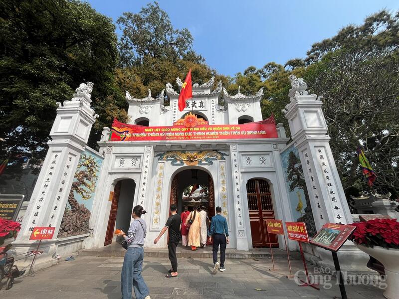 Điểm dừng chân cuối trong hành trình tứ trấn của nhiều du khách là đền Quán Thánh - nơi linh thiêng bậc nhất phía Bắc kinh thành xưa.