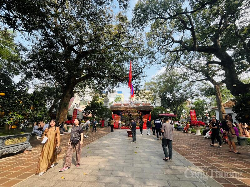 Qua bao biến thiên, bốn trấn Thăng Long vẫn vẹn nguyên vai trò điểm tựa tinh thần của người Hà Nội mỗi dịp xuân về.