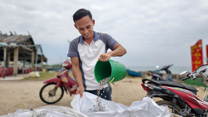 Các thương lái đã có mặt sẵn tại bờ để thu mua. Ảnh: Nguyễn Dương