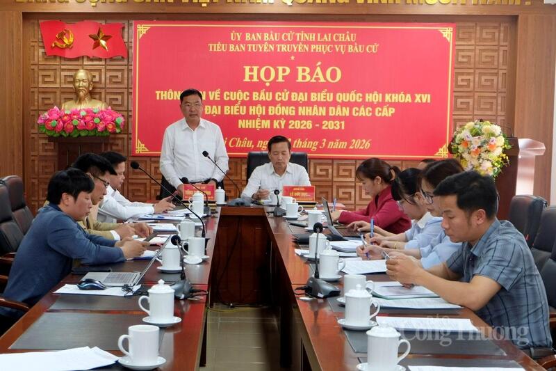 Ông Tống Thanh Bình, Uỷ viên Ban Thường vụ Tỉnh ủy, Phó Chủ tịch Thường trực Ủy ban Mặt trận Tổ quốc Việt Nam tỉnh, Phó Chủ tịch Ủy ban Bầu cử tỉnh phát biểu tại buổi họp báo.