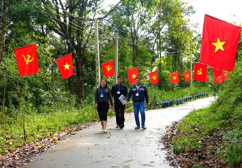 Cờ đỏ rực rỡ trên các tuyến đường của 130 phường, xã, tạo không khí vui tươi chào đón ngày hội lớn của đất nước. Ảnh: Hoàng Trinh