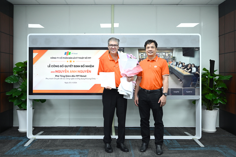 Tân Phó Tổng Giám đốc FPT Retail nhận quyết định bổ nhiệm từ ông Nguyễn Văn Khoa, Tổng Giám đốc Tập đoàn FPT.