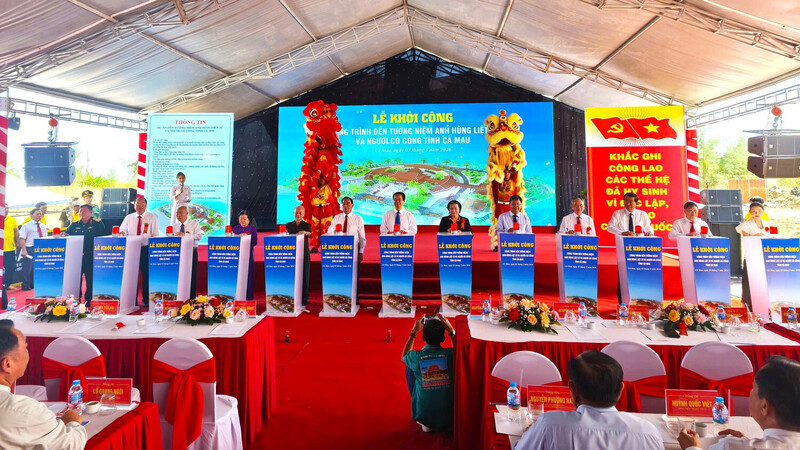 Nguyên lãnh đạo Đảng, Nhà nước, lãnh đạo tỉnh Cà Mau và các đơn vị thi công, tài trợ thực hiện nghi thức khởi công. Ảnh: T.L