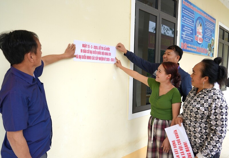 Người dân được thông tin truyền thông rộng rãi về ngày bầu cử đại biểu Quốc hội khoá XVI và đại biểu HĐND các cấp. Ảnh: Hoàng Trinh