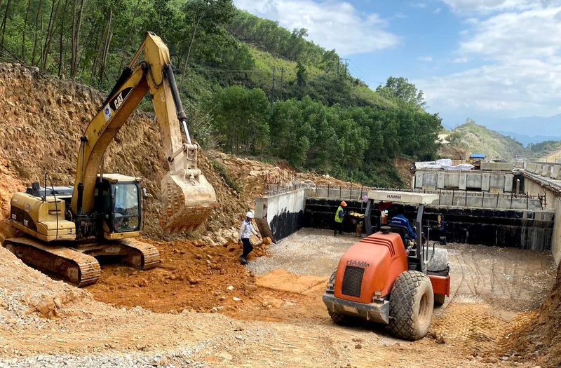 Công nhân, xe máy làm việc đầu năm trên tuyến cao tốc La Sơn - Hoà Liên. Ảnh: Nguyễn Tuấn