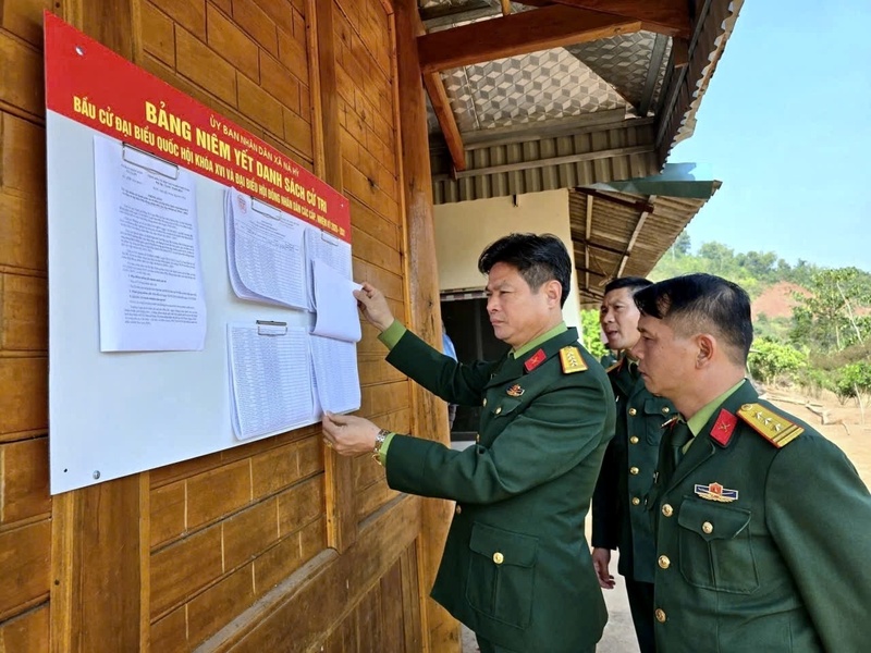 Đại tá Trịnh Đức Thiêm, Ủy viên BTV, Chỉ huy trưởng Bộ CHQS tỉnh Điện Biên kiểm tra công tác bầu cử tại xã Nà Hỳ sáng 3/3. Ảnh: CTV