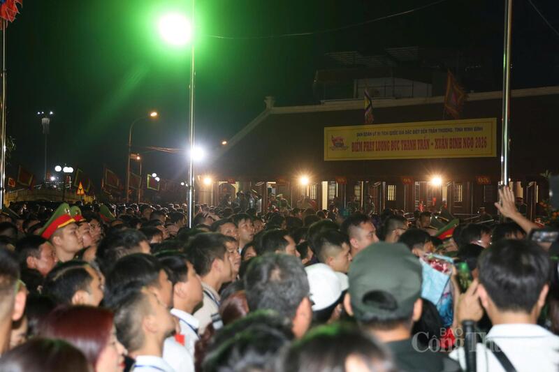 Càng về sát giờ làm lễ, lượng người đổ về khu vực ngày một đông, không khí trở nên nhộn nhịp hơn.