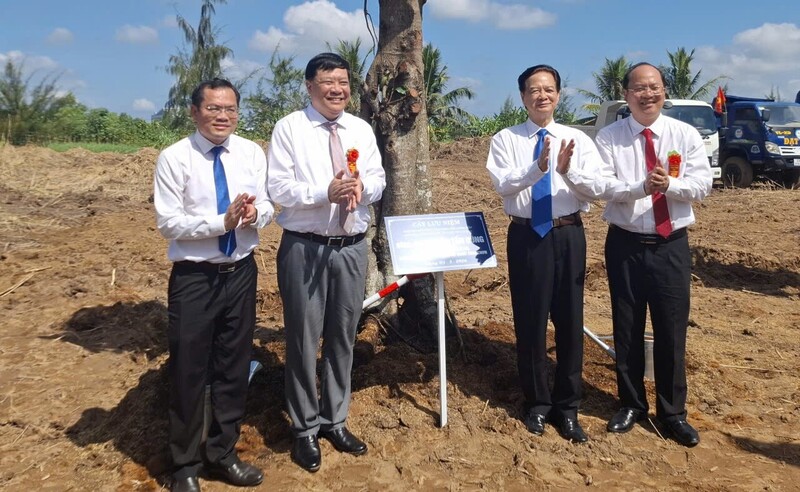 Nguyên Thủ tướng Nguyễn Tấn Dũng chụp ảnh lưu niệm với lãnh đạo tỉnh Cà Mau và tỉnh Đồng Tháp. Ảnh: T.T