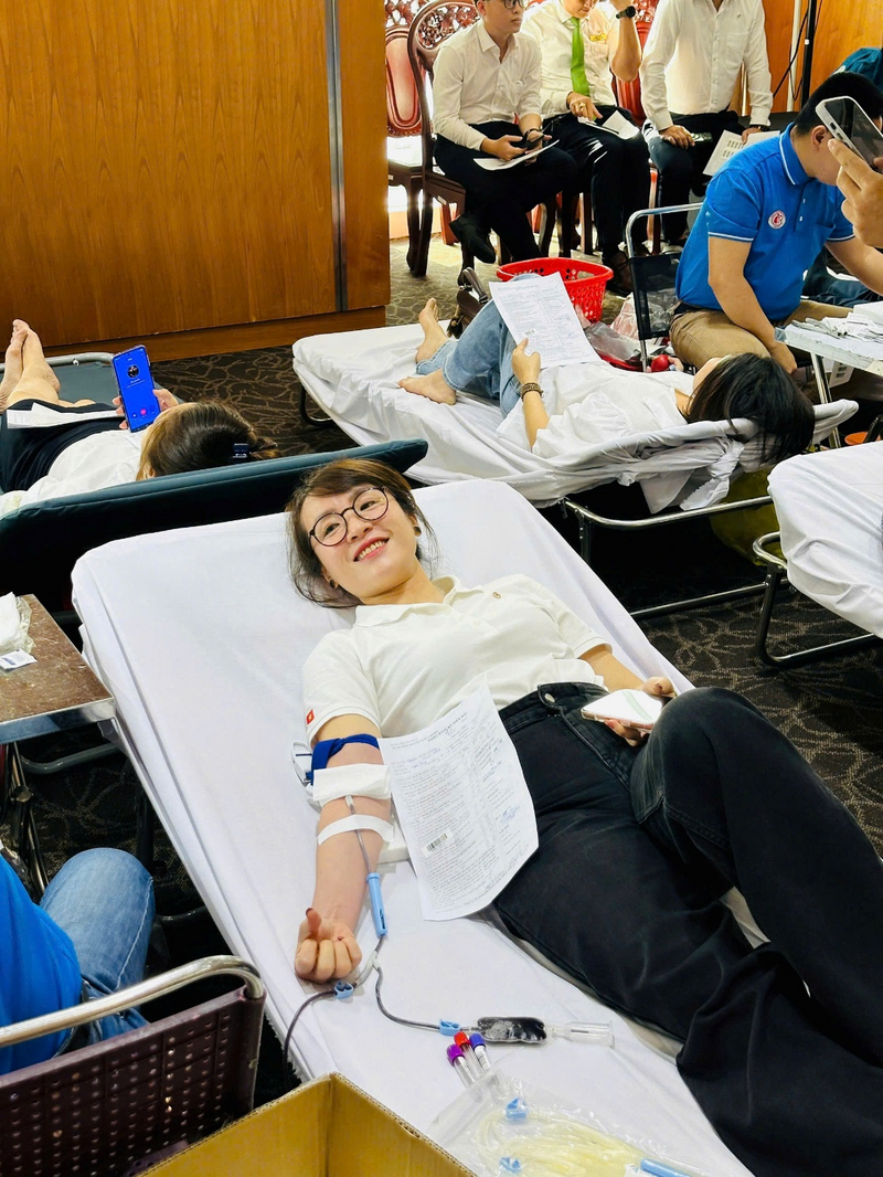 Đoàn viên Vietcombank tham gia hiến máu tại chương trình với tinh thần, mỗi giọt máu trao đi là một phần trách nhiệm với cộng đồng.