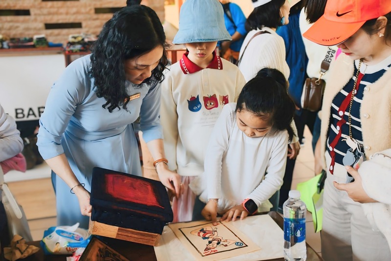 Du khách trực tiếp trải nghiệm in tranh Đông Hồ. Ảnh: Diễm Phúc