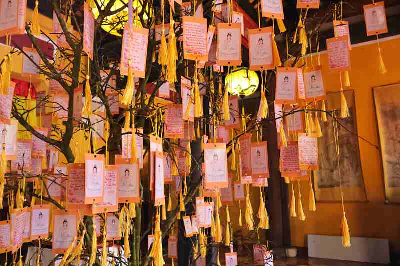 Từng chiếc “lá ước nguyện” sẽ được lưu giữ tại gian chính của Chùa Bà suốt 1 năm. Ảnh: Diễm Phúc