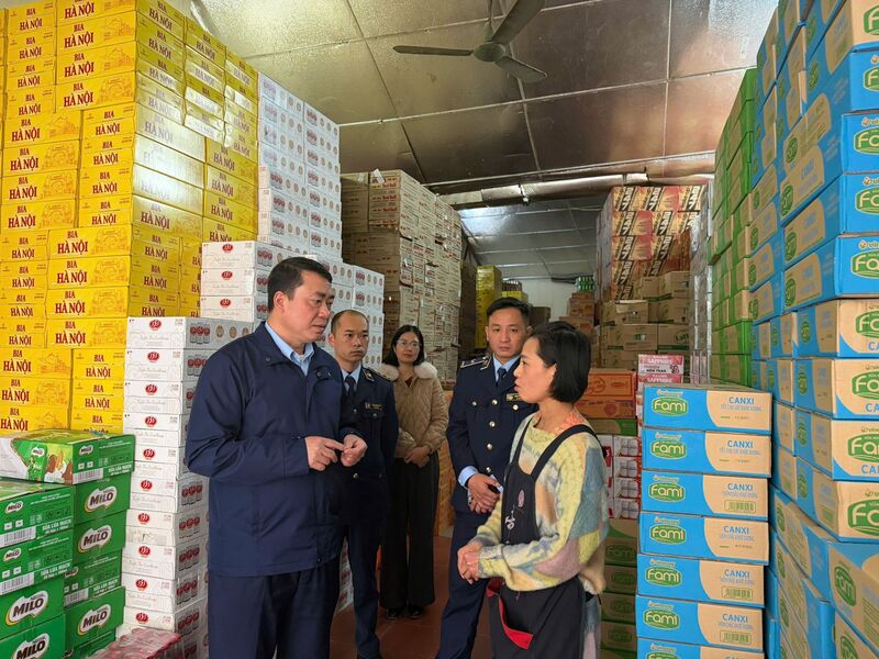 Chi cục trưởng Chi cục Quản lý thị trường tỉnh Cao Bằng Trần Mạnh Hùng trực tiếp kiểm tra, nắm bắt tình hình thị trường trên địa bàn. Ảnh: Quản lý thị trường Cao Bằng