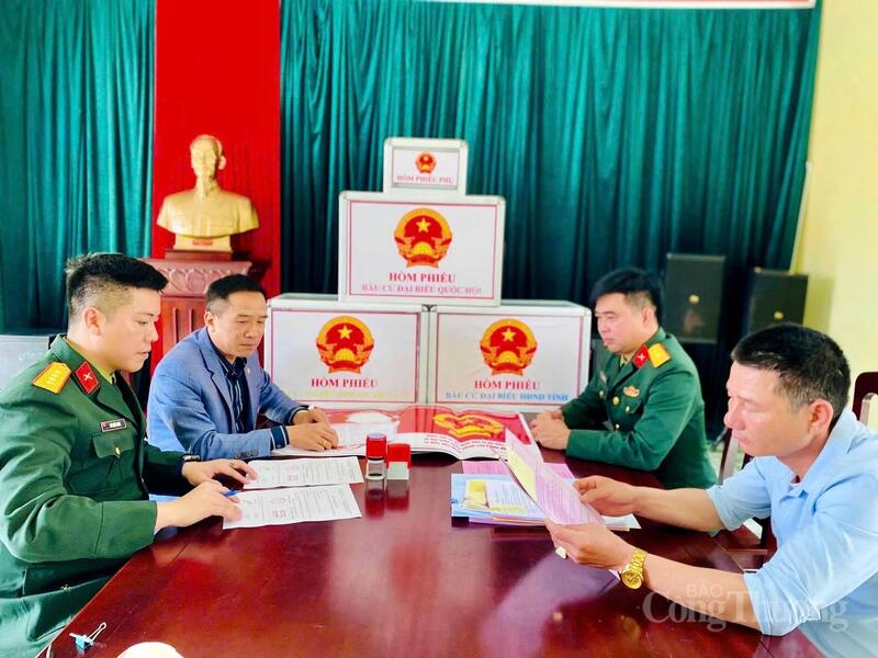 Chùm ảnh: Quảng Ninh rực rỡ cờ hoa trước ngày hội lớn của non sông - 7