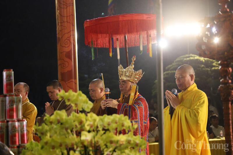 Hàng nghìn người xếp hàng xuyên đêm dự Lễ phát lương Đền Trần Thương - 7