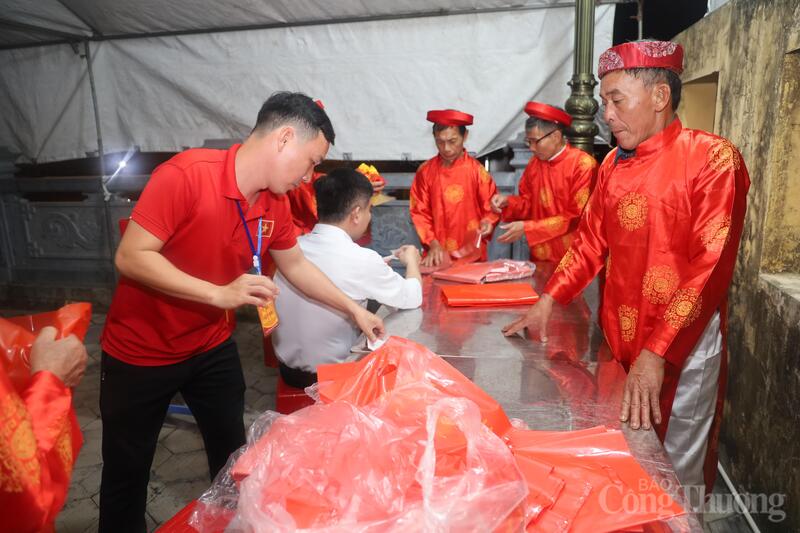 Phía bên ngoài khuôn viên đền, công tác phát lương cũng được triển khai đồng bộ, bảo đảm trật tự và thuận tiện cho người dân.