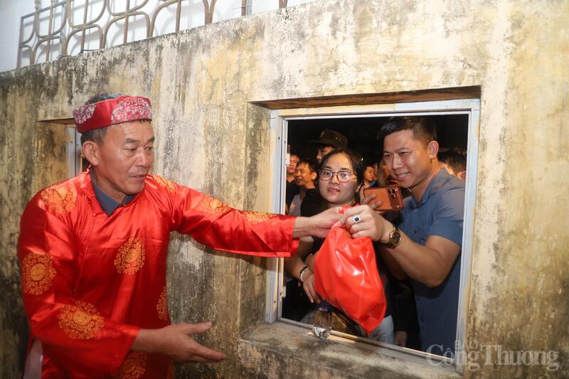 Dù phải chờ đợi trong thời gian dài, người dân và du khách vẫn giữ tâm thế vui vẻ, hào hứng khi nhận túi lương, gửi gắm ước nguyện về sức khỏe, tài lộc và một năm mới nhiều hanh thông.