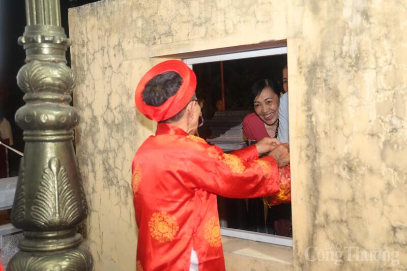 Vui vẻ, hào hứng khi nhận túi lương.