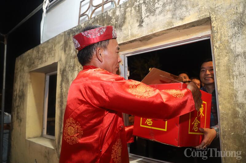 Người dân vui vẻ đón nhận túi lương trong không khí phấn khởi.