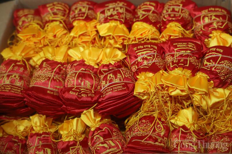 Các túi lương được chuẩn bị trang trọng, phát tới tay người dân và du khách. Bên trong túi là các loại ngũ cốc gồm nếp cái hoa vàng, đậu tương, đậu đen và ngô.