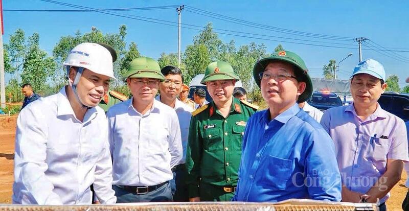 Phó Thủ tướng Chính phủ Hồ Quốc Dũng đến thăm, động viên cán bộ, công nhân thi công dự án tuyến đường cao tốc Quy Nhơn - Pleiku.