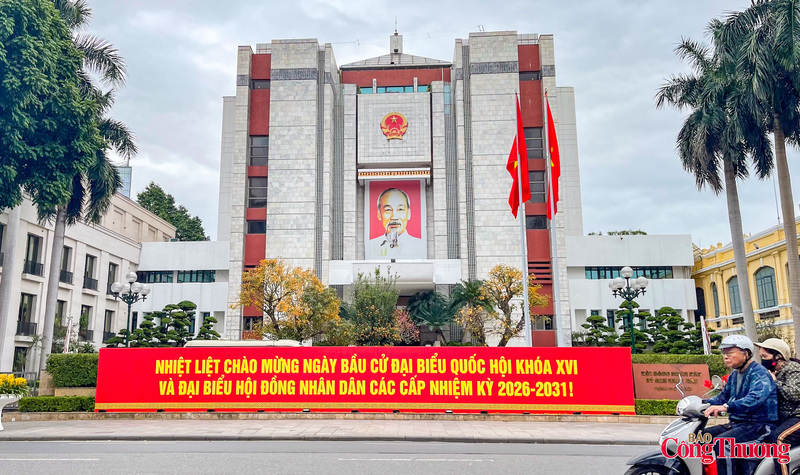 Từ trụ sở các cơ quan đến nhà sinh hoạt cộng đồng, các trục đường trung tâm đến những ngõ nhỏ khu dân cư, công tác trang hoàng, tuyên truyền phục vụ bầu cử được triển khai đồng bộ, tạo nên diện mạo trang trọng, phấn khởi trước sự kiện chính trị quan trọng của đất nước.