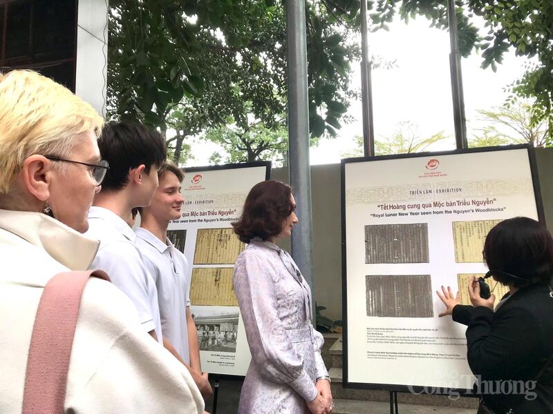 Học sinh con em cán bộ sứ quán và cộng đồng người Nga tại Hà Nội tham quan triển lãm "Tết Hoàng cung qua Mộc bản Triều Nguyễn". Ảnh: Bảo Thoa