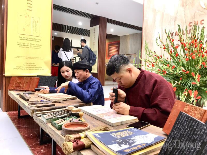 Tìm hiểu quy trình khắc in mộc bản. Ảnh: Bảo Thoa