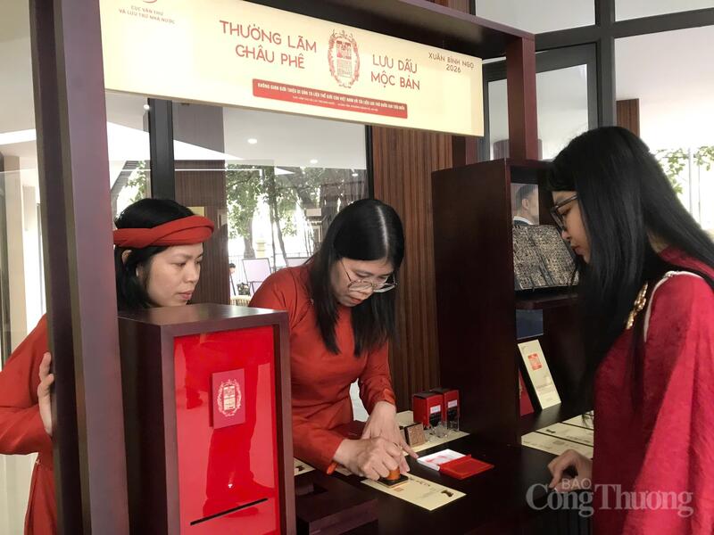 Trải nghiệm lưu dấu mộc bản. Ảnh: Bảo Thoa