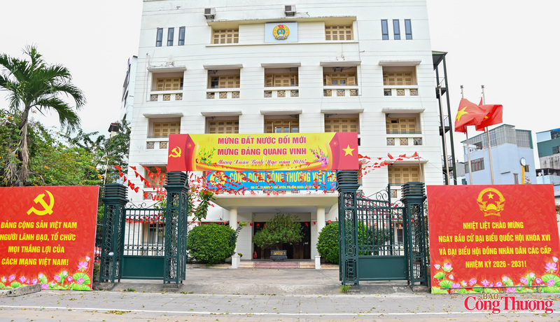 Từ trụ sở các đơn vị Bộ Công Thương đến các nhà sinh hoạt cộng đồng, khẩu hiệu về ngày hội bầu cử 15/3 đã được lắp đặt, chào đón sự kiện chính trị quan trọng của đất nước.