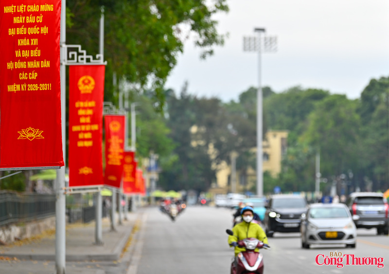 Tuyến đường Độc Lập được treo các khẩu hiệu chào mừng.