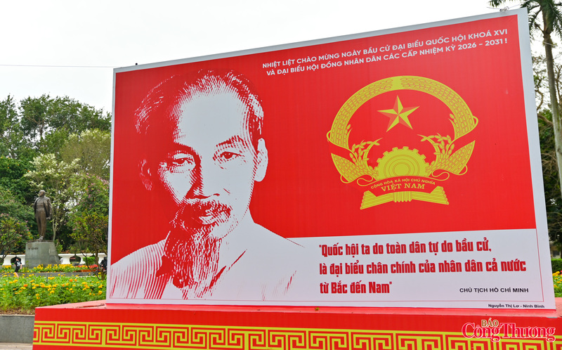 Không chỉ tại khu vực trung tâm, trên các tuyến đường, các vườn hoa, công viên, quảng trường... của Thủ đô Hà Nội, nhiều pano, băng rôn, khẩu hiệu tuyên truyền về ngày bầu cử 15/3 được bố trí đồng bộ, góp phần lan tỏa không khí hướng về ngày hội non sông.