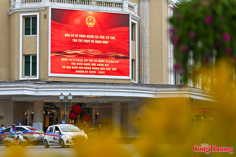 Nhiều màn hình lớn trên các tuyến phố đưa thông tin về ngày hội toàn dân đi bầu cử.