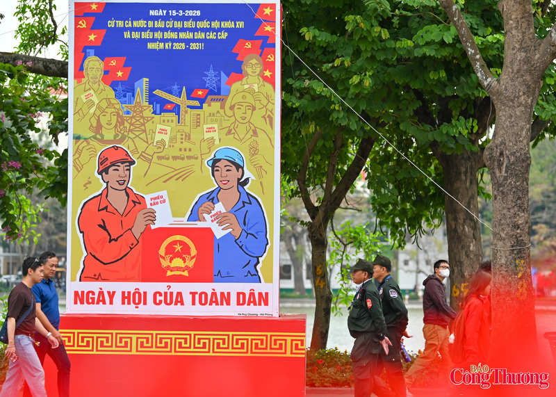 Tại khu vực quanh hồ Hoàn Kiếm, các cụm pano nhiều mặt được hoàn thiện tỉ mỉ, hài hòa về màu sắc và bố cục.