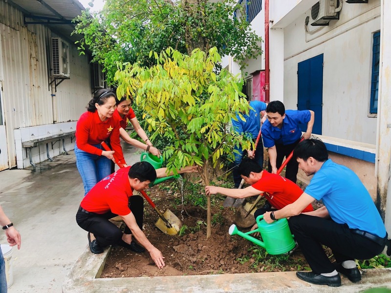 Hoạt động trồng cây xanh tại Xí nghiệp may Hưng Hà - May 10 tại Hưng Yên.